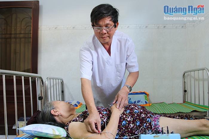 Dù đã về hưu, bác sĩ Vũ Ngọc Thống vẫn tiếp tục khám chữa bệnh cho các bệnh nhân