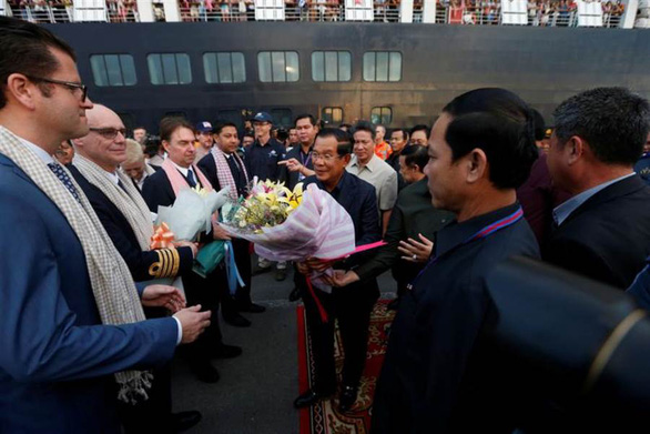 Thủ tướng Campuchia Hun Sen chào đón hành khách và thủy thủ đoàn tàu MS Westerdam hôm 14-2 - Ảnh: REUTERS
