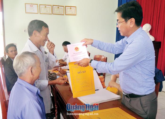 Tổ công tác của Ban Thường vụ Huyện ủy Bình Sơn về trực tiếp cơ sở làm giấy chứng nhận quyền sử dụng đất cho nhân dân xã Bình Trị. 