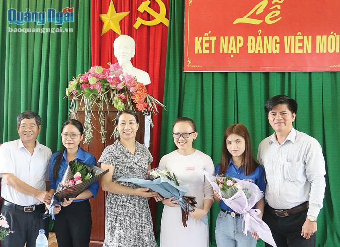 Đảng ủy Trường THPT Trần Quốc Tuấn tổ chức Lễ kết nạp đảng viên cho học sinh.  ẢNH: BÁ SƠN