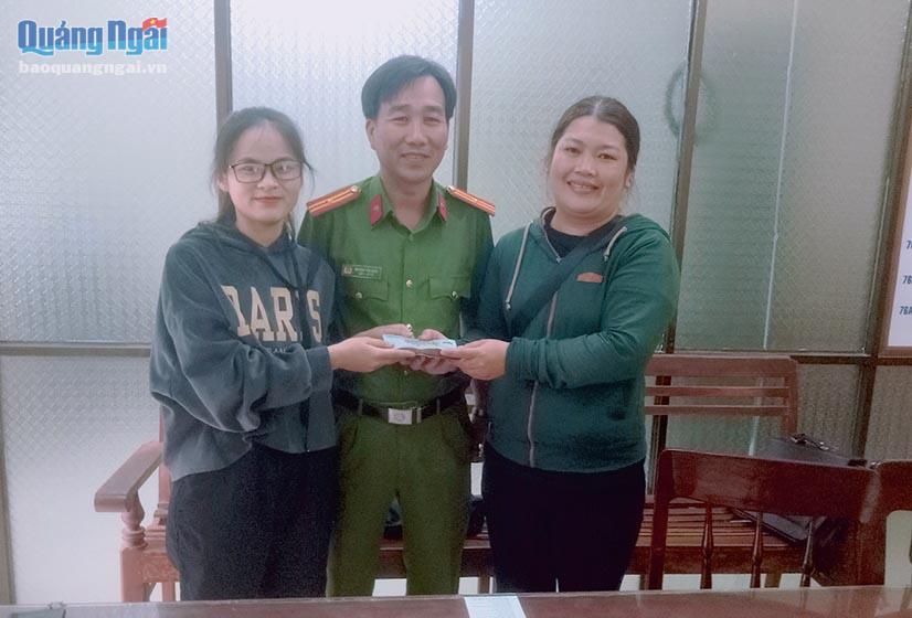 Em Nguyễn Thị Như Bình (ảnh trái) trao lại số tiền cho người đánh rơi