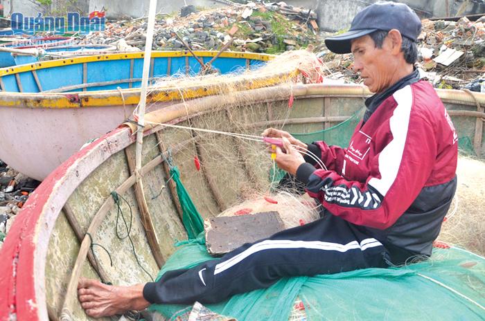 Ngư dân làng chài Hải Hòa, thôn Thanh Thủy, xã Bình Hải (Bình Sơn) kiểm tra, sắp xếp lưới để chuẩn bị cho chuyến ra khơi.