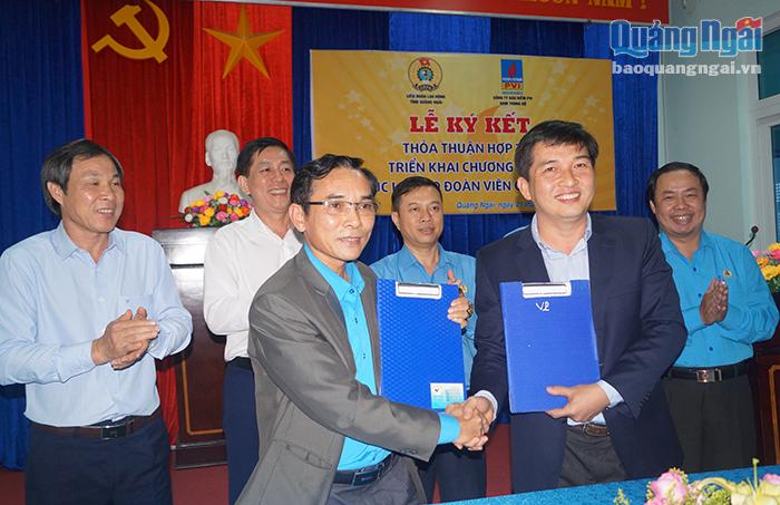 Đại diện Liên đoàn Lao động tỉnh và Công ty Bảo hiểm PVI Nam Trung Bộ ký kết thỏa thuận hợp tác