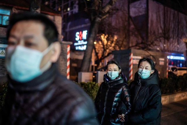 Người Trung Quốc đeo khẩu trang đi trên đường phố (Ảnh: Reuters)