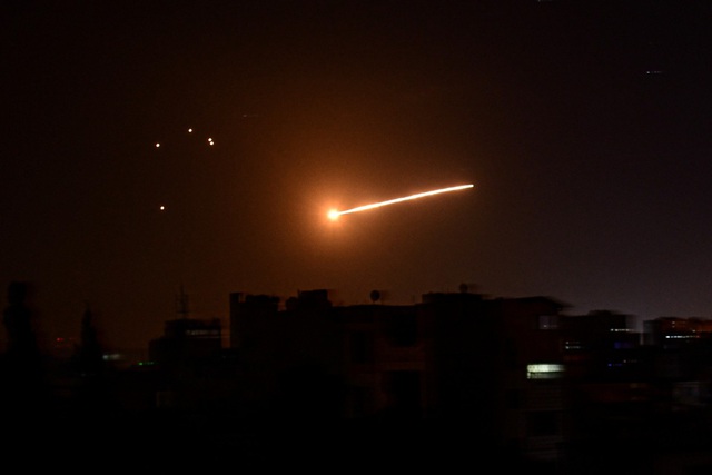Bầu trời Damascus trong vụ không kích của Israel đêm qua (Ảnh: SANA)