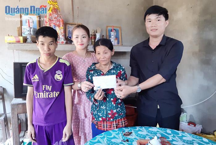 Đại diện nhóm Từ Tâm huyện Nghĩa Hành trao quà cho mẹ con bà Phạm Thị Đoan.