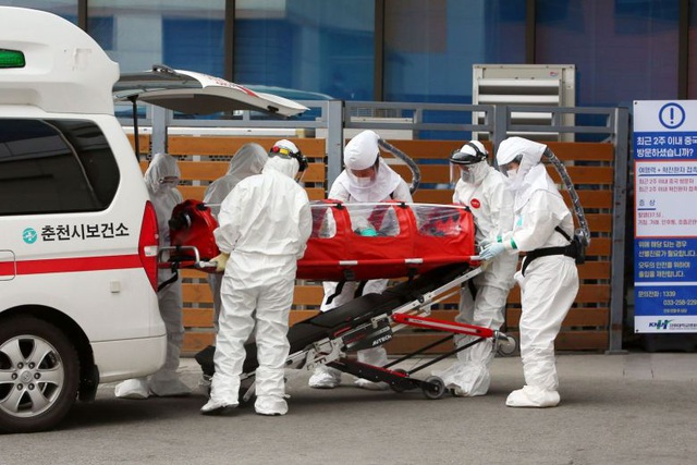 Nhân viên y tế tại bệnh viện ở Hàn Quốc vận chuyển bệnh nhân nhiễm Covid-19. (Ảnh: AFP)