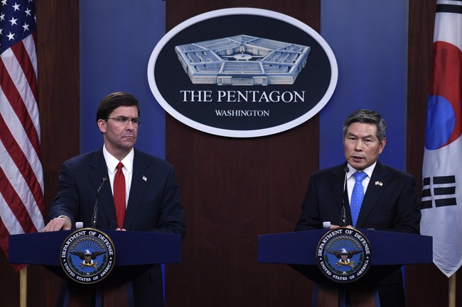 Bộ trưởng Bộ Quốc phòng Mỹ Mark Esper (trái) và người đồng cấp Hàn Quốc. (Ảnh: AP)