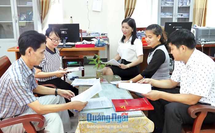 Văn phòng TP.Quảng Ngãi có 2 cán bộ nữ được bổ nhiệm giữ chức Phó Chánh văn phòng.  Trong ảnh: Cán bộ văn phòng thành phố trao đổi công việc.  Ảnh: BS