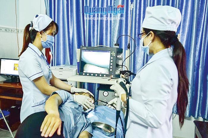 Nội soi dạ dày cho người bệnh tại Trung tâm Y tế huyện Bình Sơn.