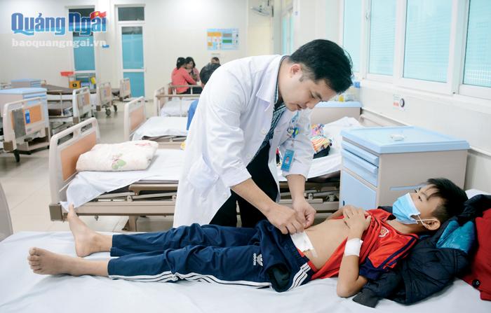 Bác sĩ Phạm Xuân Duy (Bệnh viện Sản - Nhi tỉnh) kiểm tra sức khỏe bệnh nhân vừa được phẫu thuật. 