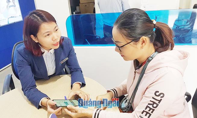Cán bộ MB Quảng Ngãi hướng dẫn khách hàng sử dụng các dịch vụ trực tuyến.