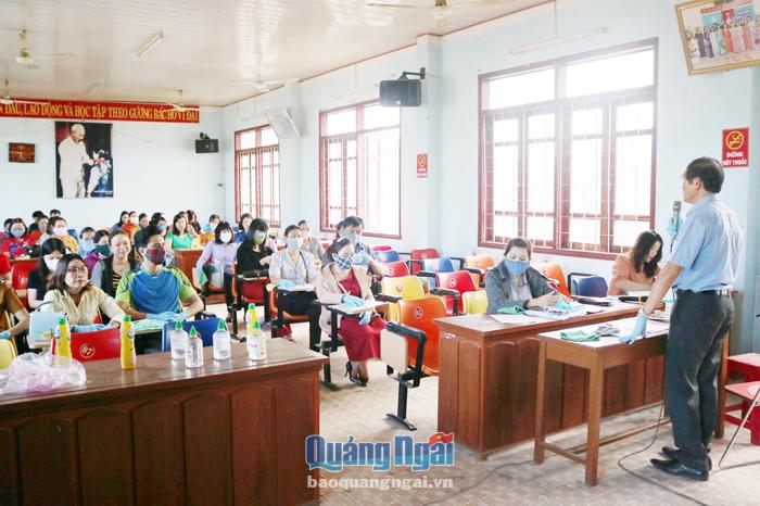 Trường THCS Trương Quang Trọng (TP.Quảng Ngãi) họp cán bộ, giáo viên để thông tin về tình hình dịch bệnh và chỉ đạo của ngành giáo dục.