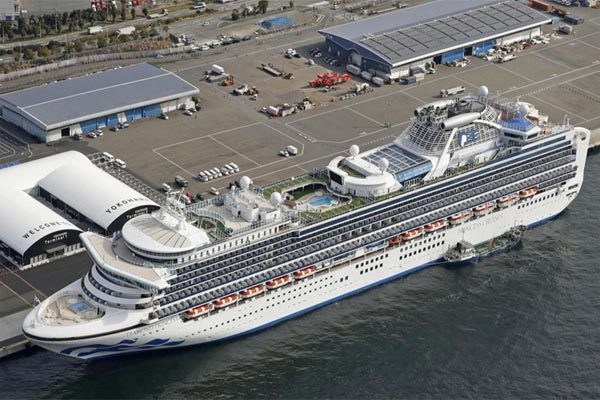 Du thuyền Diamond Princess bị cách ly tại cảng Yokohama hôm 7/2. Ảnh: Reuters.