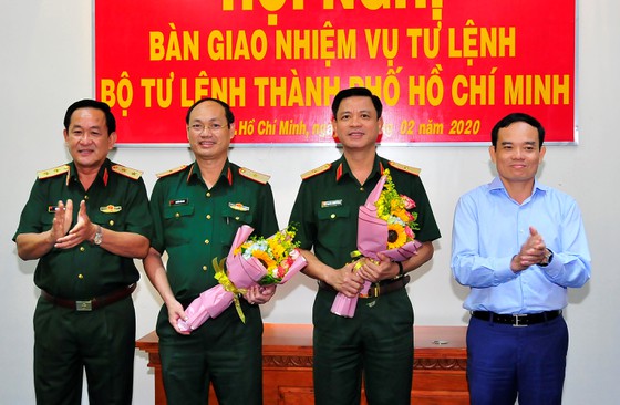 Trung tướng Võ Minh Lương và đồng chí Trần Lưu Quang chúc mừng 2 đồng chí nhận nhiệm vụ mới 