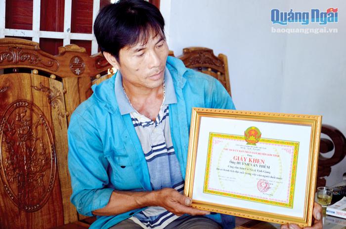 Anh Thêm cùng tấm giấy khen do Chủ tịch UBND huyện khen tặng vì có thành tích đột xuất trong việc cứu người đuối nước. 