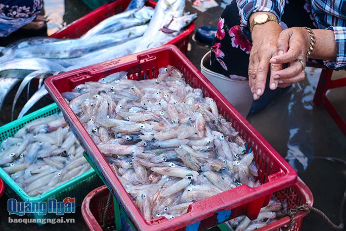 Hải sản tươi ngon được bán ở cảng biển