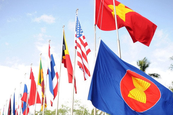 Lá cờ của ASEAN đang được kéo lên bên cạnh quốc kỳ của các quốc gia thành viên khác - Ảnh (tư liệu): AFP