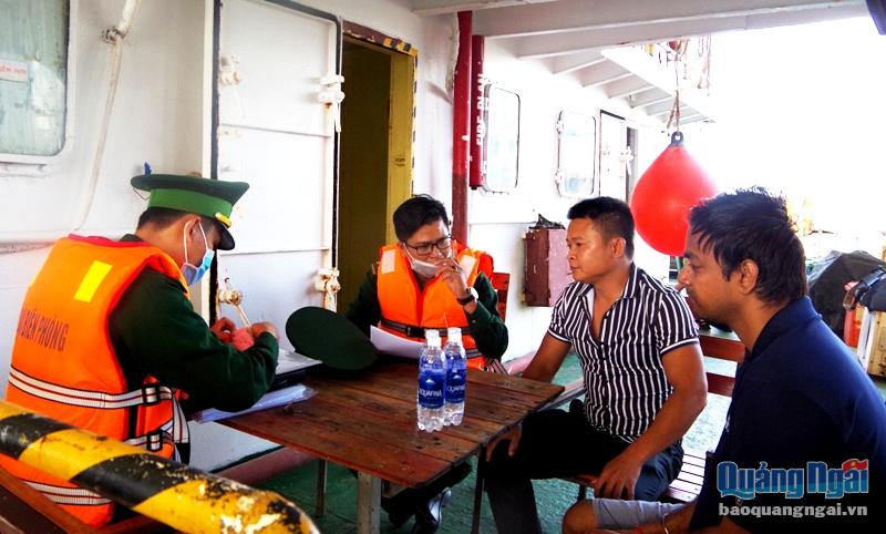 Đồn BP CKC Dung Quất là việc với đại diện tàu Đông Thiên Phú và thuyền viên SINGH VIJAYKUMAR RADDHEYSHYM  ( áo xanh đen)