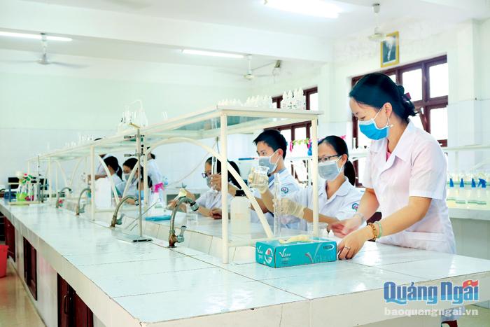 Trường THPT chuyên Lê Khiết chuẩn bị nước rửa tay sát khuẩn cho học sinh khi đi học trở lại.  ảnh: TRỊNH PHƯƠNG