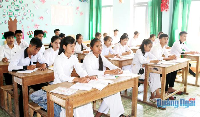 Học sinh Trường THPT Tây Trà trong giờ học.
