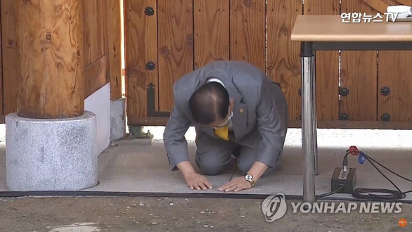 Giáo chủ Lee Man Hee cúi đầu xin lỗi người dân Hàn Quốc trong cuộc họp báo ngày 2-3 - Ảnh: Yonhap News