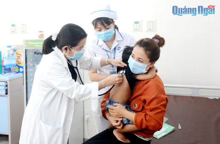 Phó Giám đốc Bệnh viện Sản - Nhi tỉnh, bác sĩ Trà Thị Thanh Vân (bên trái) kiểm tra sức khỏe điều trị bệnh lý thiếu máu ở bệnh nhân nhi.