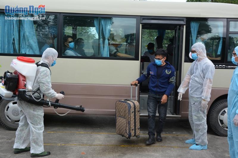 Tình huống diễn tập Tổ tiếp nhận tổ chức phun thuốc khử trùng trong và ngoài xe, hành lý của công dân cách ly