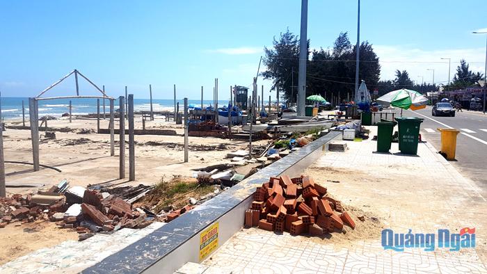 Bãi biển Mỹ Khê vẫn còn hàng trăm trụ bê tông, cọc gỗ chưa tháo dọn.