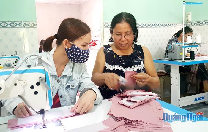Xưởng may gia công của bà Nguyễn Thị Giáo đã trở thành mái nhà chung của nhiều thợ may khuyết tật ở huyện Mộ Đức.