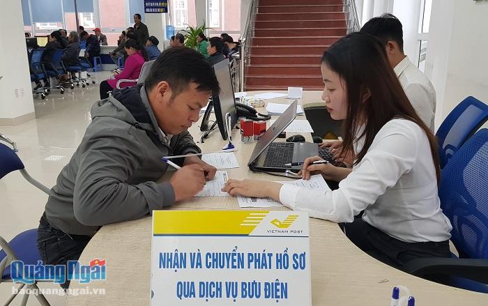 Người dân đăng ký chuyển phát hồ sơ hành chính công qua dịch vụ của Bưu điện tại Trung tâm hành chính công tỉnh