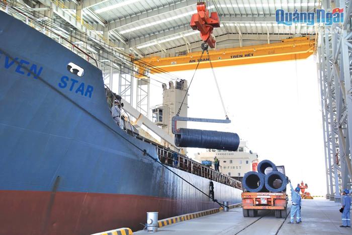 Xuất khẩu sản phẩm thép tại cảng Hòa Phát Dung Quất.  