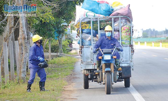 Nhờ có đội tự nguyện thu gom rác mà các tuyến đường ở xã Bình Châu (Bình Sơn) đã trở nên sạch sẽ hơn.