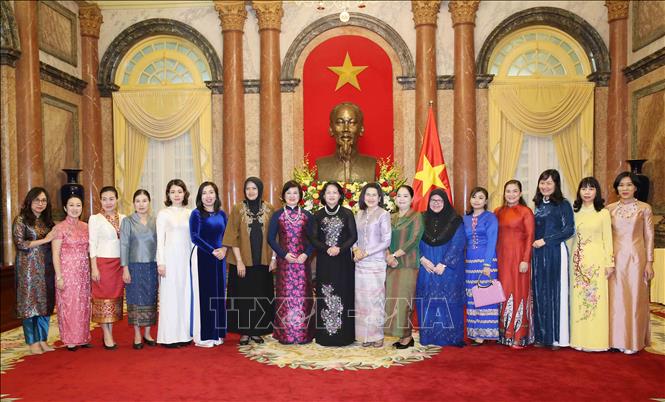Phó Chủ tịch nước Đặng Thị Ngọc Thịnh với các đại biểu. 