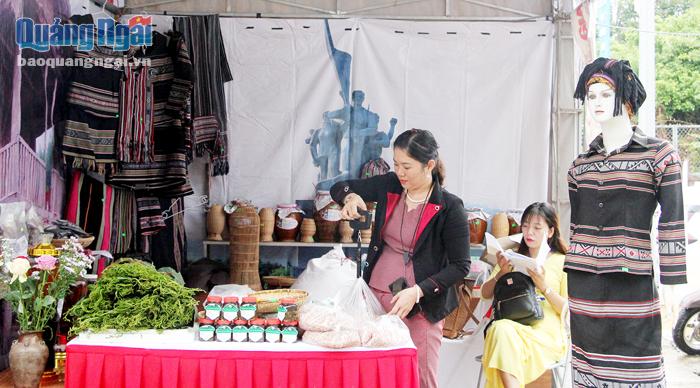 Hợp tác xã Nông nghiệp Cao Muôn Ba Tơ trưng bày, giới thiệu và bán đặc sản vùng cao.