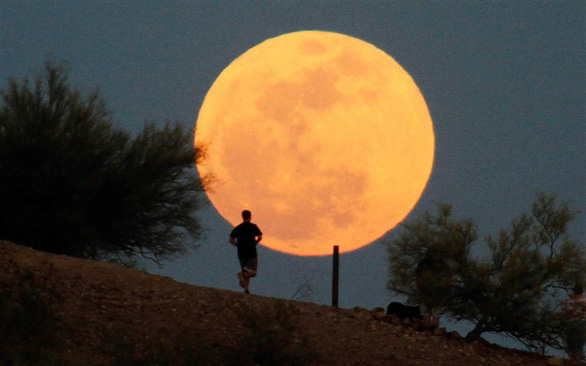Trong siêu trăng, Mặt trăng sẽ sáng hơn mức bình thường từ 10-30% - Ảnh: GETTY IMAGES