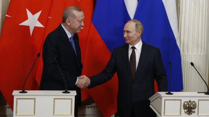 Tổng thống Thổ Nhĩ Kỳ Recep Tayyip Erdogan bắt tay người đồng cấp Nga Vladimir Putin ở Moscow-Nga Ảnh: Anadolu