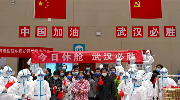 Bệnh nhân và y bác sĩ vui mừng vì bệnh viện đóng cửa, chúc Vũ Hán sớm dập dịch thành công - Ảnh: CHINANEWS