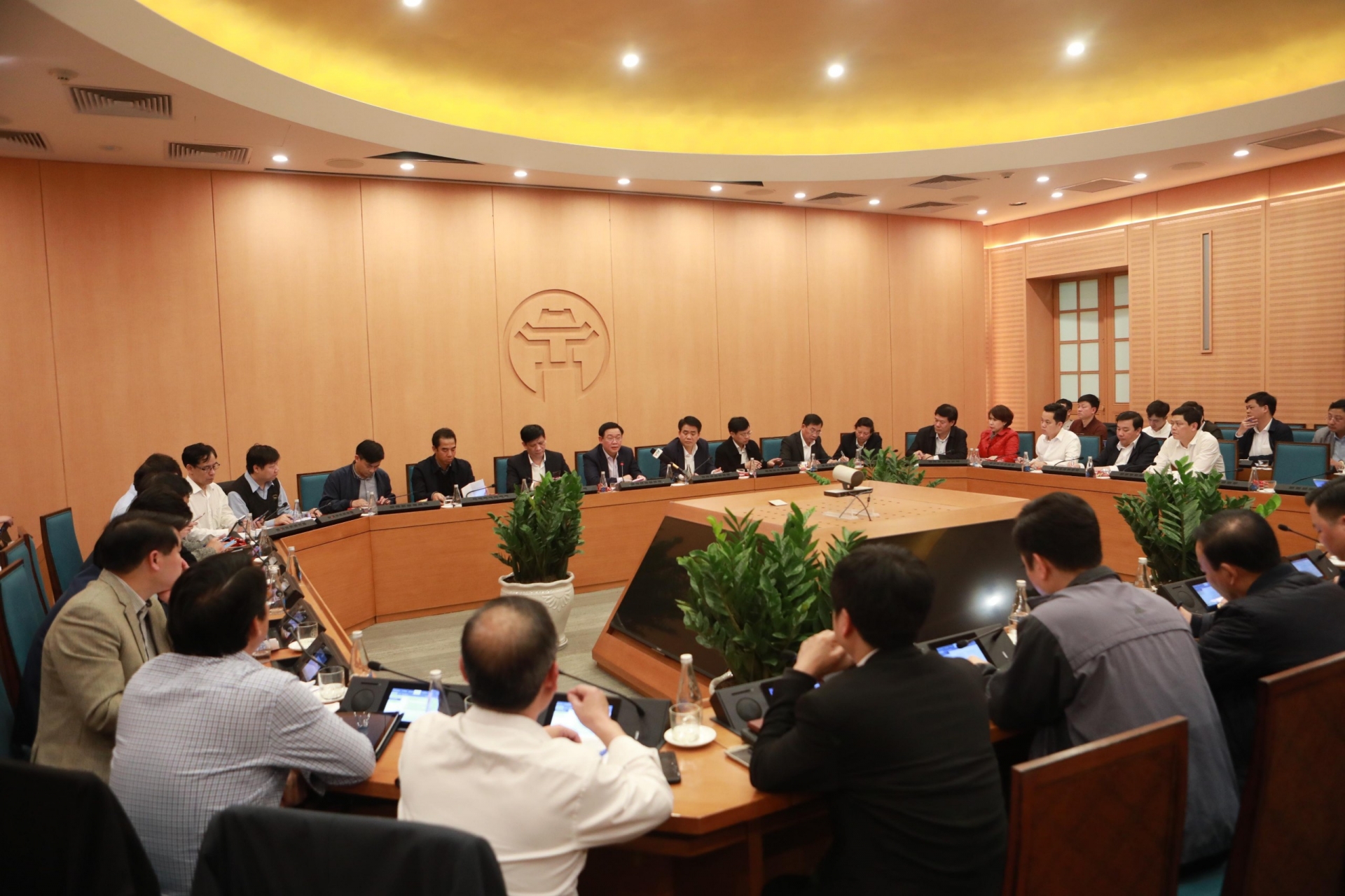 Toàn cảnh cuộc họp khẩn của lãnh đạo thành phố Hà Nội đêm ngày 6/3. Ảnh: VGP/Thiện Tâm