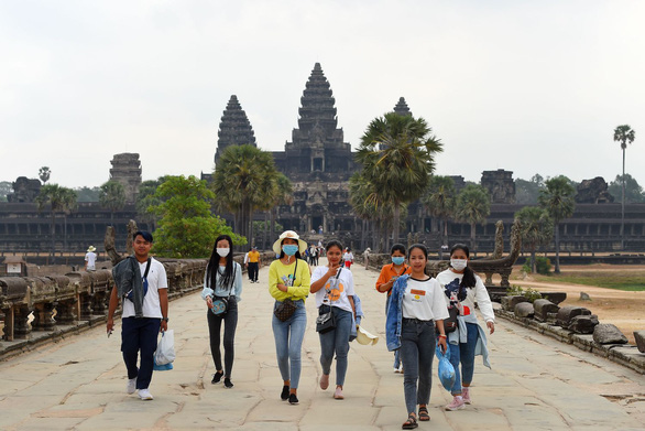 Người dân đeo khẩu trang khi đến thăm đền Angkor Wat ở tỉnh Siem Reap hôm 6-3 - Ảnh: AFP