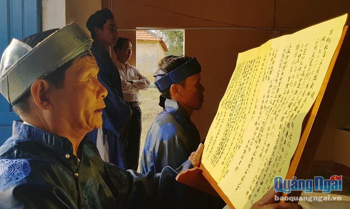 Người làng Nam Phước đọc văn cúng tại lễ xuân tế