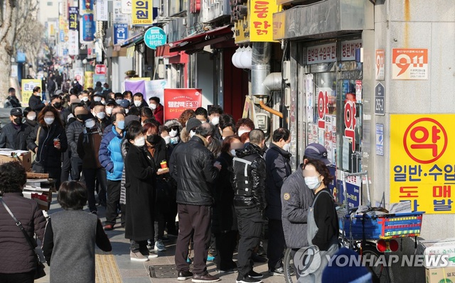 Người dân xếp hàng dài để chờ mua khẩu trang tại một siêu thị ở thủ đô Seoul ngày 6/3 (Ảnh: Yonhap)