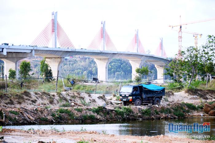 Xe vận chuyển cát trái phép tại bờ bắc, gần cầu Cửa Đại, thuộc địa phận xã Nghĩa Phú (TP.Quảng Ngãi). 