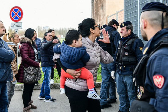 Thân nhân của các tù nhân tại nhà tù Sant’Anna ở Modena (Ý) đối mặt với cảnh sát khi bị ngăn cản, không cho vào trong thăm viếng - Ảnh: AFP