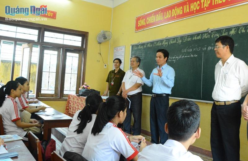 Phó Chỉ tịch UBND tỉnh Đặng Ngọc Dũng trao đổi với học sinh.