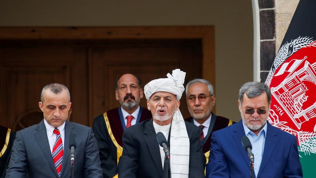 Tổng thống Ashraf Ghani (đứng giữa) trong lễ nhậm chức hôm 9/3 (Ảnh: Reuters)