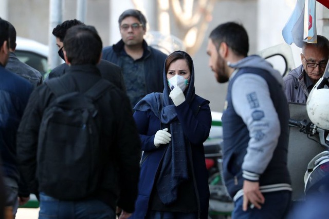 Một phụ nữ Iran đeo khẩu trang trên đường phố Tehran (Ảnh: EPA-EPE)