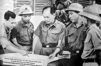 Trung tướng Phạm Kiệt (ở giữa) nghe Ban chỉ huy đồn biên phòng 34 báo cáo tác chiến (nguồn: Internet)