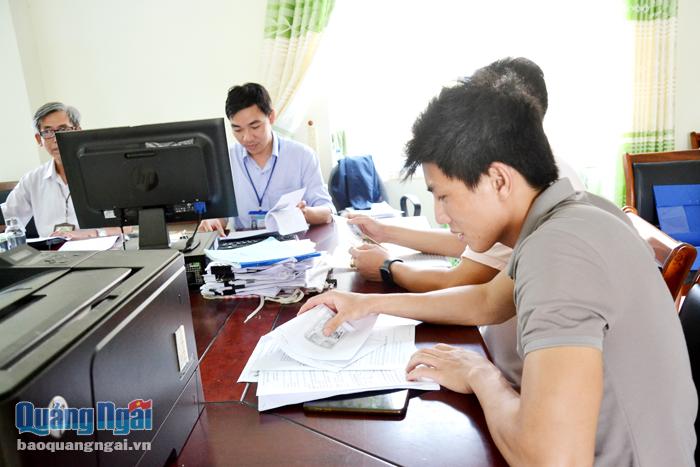 Người dân đến làm thủ tục lệ phí trước bạ tại bộ phận một cửa thuộc Chi cục Thuế khu vực TP.Quảng Ngãi - Sơn Tịnh.