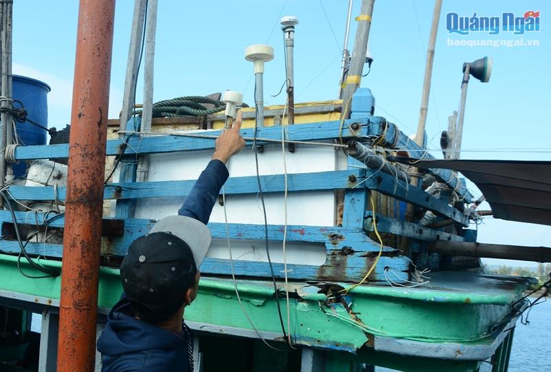 Ngư dân đang hối hả lắp thiết bị GSHT cho tàu cá.